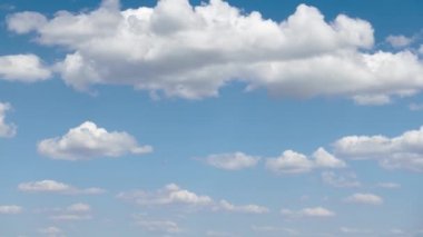 Arka plan veya doku için bulutlar ile parlak güzel mavi gökyüzü