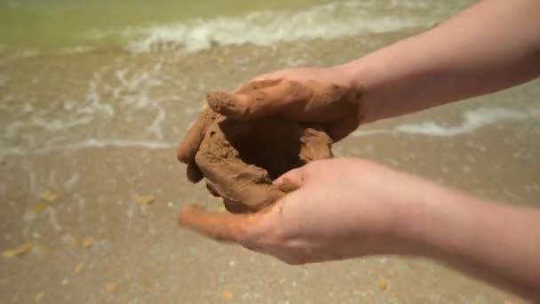 特写在海边 沙滩和海浪上制作粘土作为背景 夏季和旅行概念 — 图库视频影像