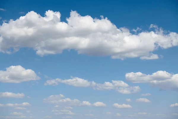 Langit biru cerah dengan awan untuk latar belakang atau tekstur — Stok Foto