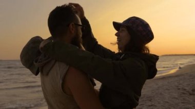 Plaj gökyüzüne bakan genç romantik gezginler, denizde gün batımının tadını çıkarın - aşk, yaz ve seyahat konsepti.