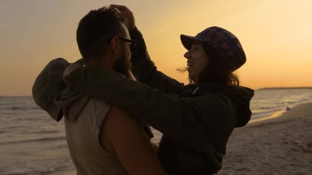 Plaj Gökyüzüne Bakan Genç Romantik Gezginler Denizde Gün Batımının Tadını — Stok video