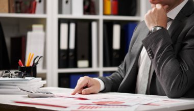 İş adamı çalışma ve hesaplama, okur ve raporlar yazar. Ofis çalışanı, Masa çekim. İş mali muhasebe kavramı.