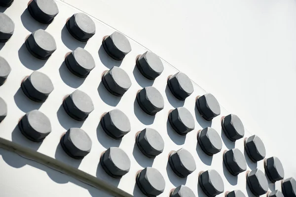 Parafusos de cabeça grandes na construção de metal branco como fundo conceito de engenharia — Fotografia de Stock