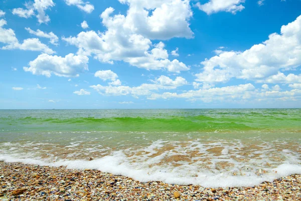 Plaża morska, fala i piasek-piękny letni krajobraz i koncepcja podróży, jasny dzień i niebo z chmur — Zdjęcie stockowe
