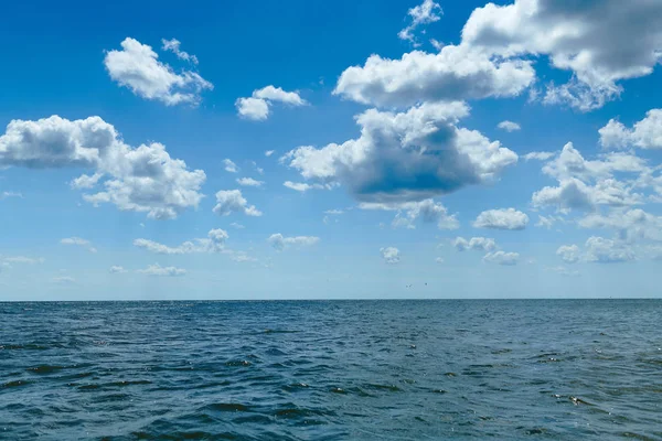 Sea and wave - beautiful summer landscape and travel concept, bright day and sky with clouds — Stock Photo, Image