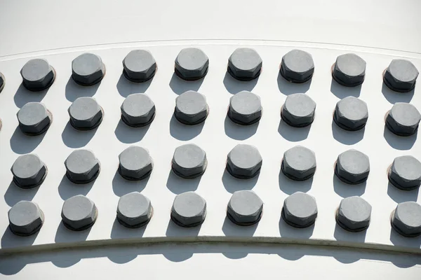 Parafusos de cabeça grandes na construção de metal branco como fundo conceito de engenharia — Fotografia de Stock