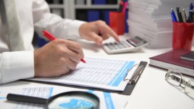 İş adamı çalışma ve hesaplama, okur ve raporlar yazar. Ofis çalışanı, Masa çekim. İş mali muhasebe kavramı.