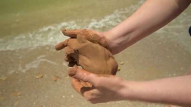 Close Van Handen Maken Van Klei Een Zee Strand Zand — Stockvideo