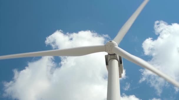 明亮的多云天空背景上的风力发电机 — 图库视频影像