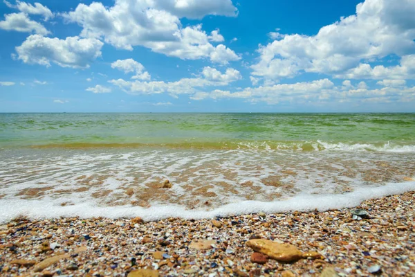 Plaża morska, fala i piasek-piękny letni krajobraz i koncepcja podróży, jasny dzień i niebo z chmur — Zdjęcie stockowe