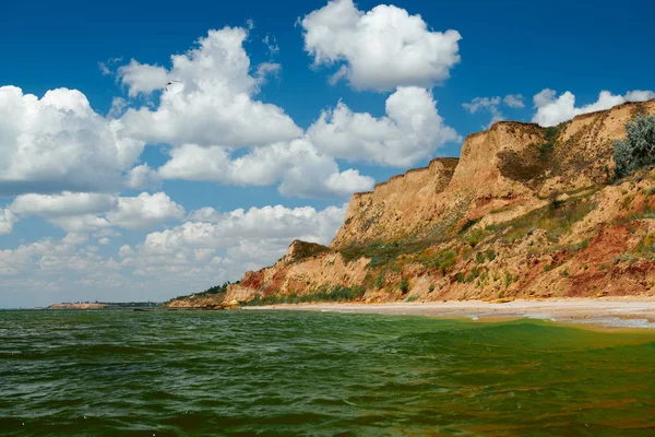 Playa de mar, olas y arena - hermoso paisaje de verano y concepto de viaje, día brillante y cielo con nubes — Foto de Stock