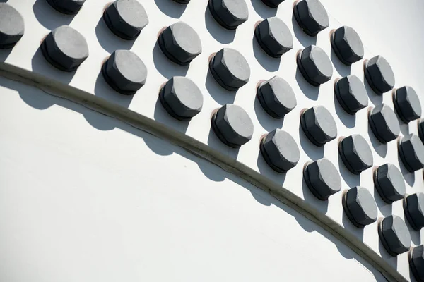 背景として白い金属構造の大きなヘッドボルト - エンジニアリングコンセプト — ストック写真