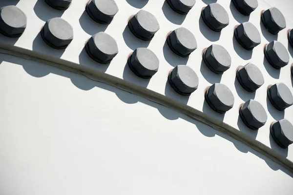 Grote hoofdbouten op witte metalen constructie als achtergrond-engineering concept — Stockfoto