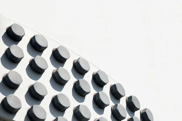 Parafusos de cabeça grandes na construção de metal branco como fundo conceito de engenharia — Fotografia de Stock