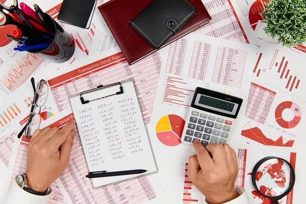 Bedrijfsrapporten, gegevenstabellen en grafieken-direct boven weergave van Office-tabel werkruimte. — Stockfoto