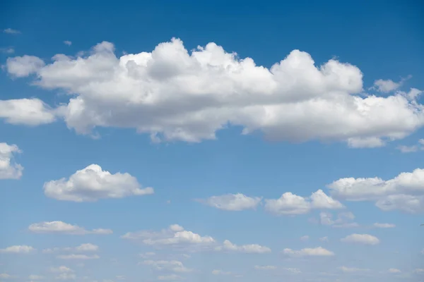 배경 이나 질감에 대 한 구름 밝은 아름 다운 푸른 하늘 — 스톡 사진