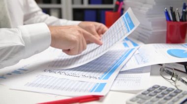 İş adamı çalışma ve hesaplama, okur ve raporlar yazar. Ofis çalışanı, Masa çekim. İş mali muhasebe kavramı.