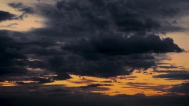 Güzel gün batımı zaman atlamalı, bulutlar ile karanlık gökyüzü
