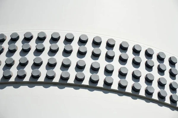 Große Kopfschrauben auf Weißmetallkonstruktion als Hintergrund - Engineering-Konzept — Stockfoto