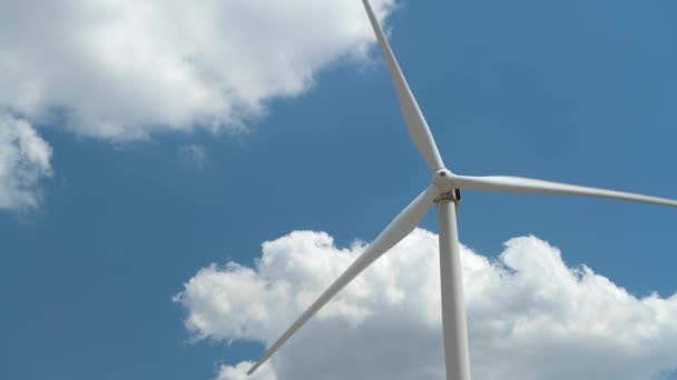 明亮的多云天空背景上的风力发电机 — 图库视频影像