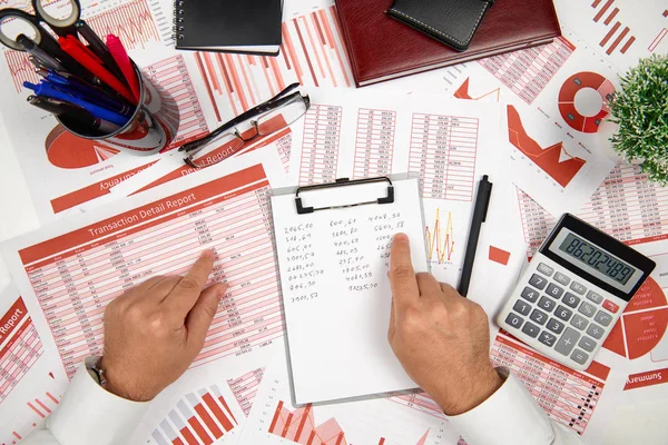 Bedrijfsrapporten, gegevenstabellen en grafieken-direct boven weergave van Office-tabel werkruimte. — Stockfoto
