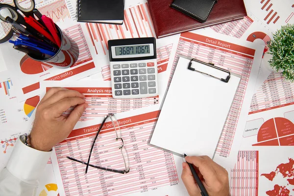 Laporan bisnis, lembar kertas kosong, tabel data dan bagan - tepat di atas tampilan ruang kerja tabel kantor dengan tempat untuk teks . — Stok Foto