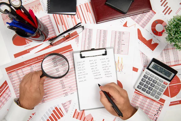 Bedrijfsrapporten, gegevenstabellen en grafieken-direct boven weergave van Office-tabel werkruimte. — Stockfoto