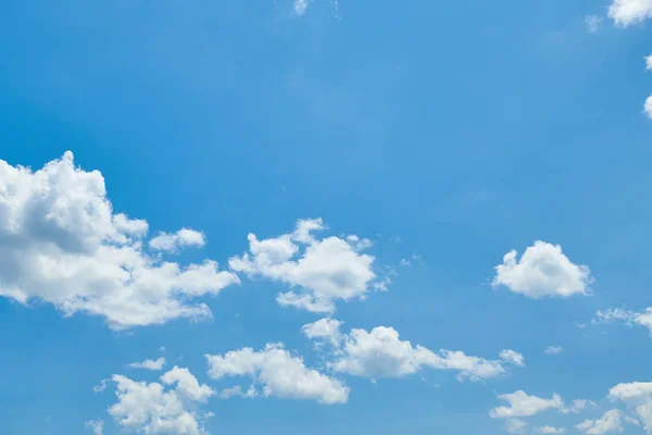 Ciel bleu brillant avec des nuages pour l'arrière-plan ou la texture — Photo