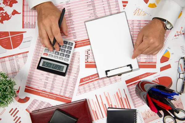 Direct boven de mening van zakenman werken en berekenen van Financiën, leest en schrijft rapporten. Business Financial Accounting concept. — Stockfoto