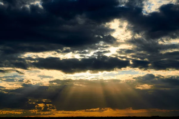 Beautiful sunset - dark sky with clouds and sunlight — Stock Photo, Image