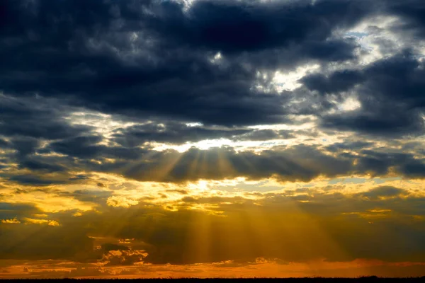 美しい夕日 - 雲と太陽の光と暗い空 — ストック写真