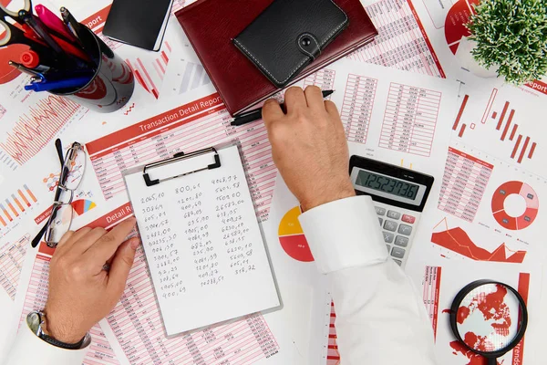 Bedrijfsrapporten, gegevenstabellen en grafieken-direct boven weergave van Office-tabel werkruimte. — Stockfoto