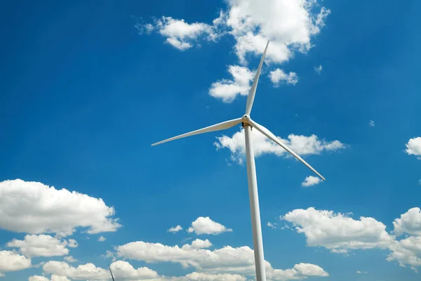 Stromerzeuger auf wolkenlosem Himmel - Windenergie- und Technologiekonzept — Stockfoto