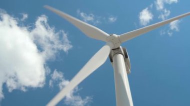 parlak bulutlu gökyüzü arka planda Rüzgar jeneratör