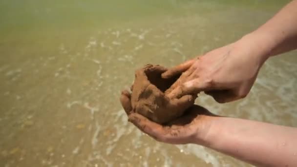 Zbliżenie Rąk Wytwarzania Gliny Plaży Morskiej Piasku Fali Jako Tło — Wideo stockowe