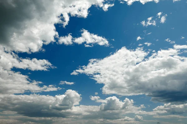 Langit biru cerah dengan awan untuk latar belakang atau tekstur — Stok Foto