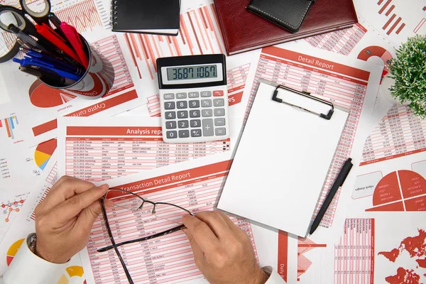 Geschäftsberichte, leeres Papierblatt, Datentabellen und Diagramme - direkt über der Ansicht des Büroarbeitsplatzes mit Platz für Text. — Stockfoto