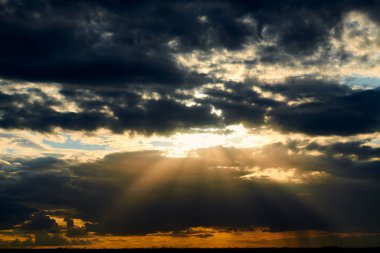 Güzel gün batımı-bulutlar ve güneş ışığı ile koyu gökyüzü
