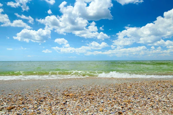 Deniz plajı, dalga ve kum - güzel yaz manzara ve seyahat konsepti, parlak gün ve gökyüzü bulutlar ile — Stok fotoğraf