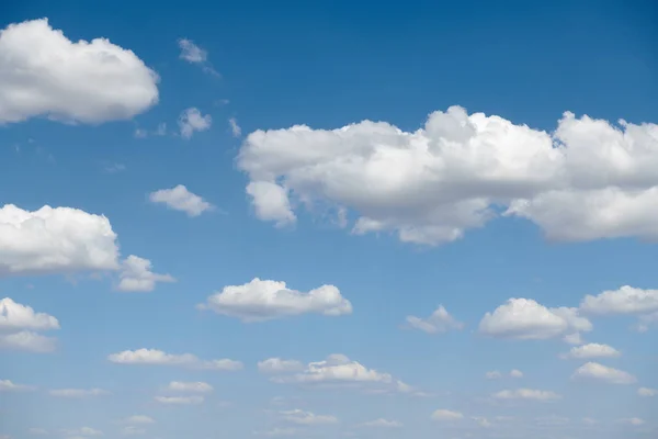 Ljus vacker blå himmel med moln för bakgrund eller textur — Stockfoto