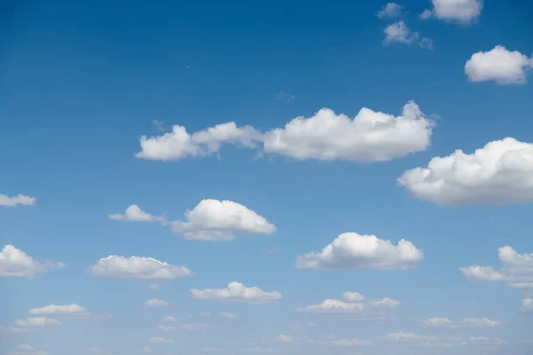 Яскраве красиве блакитне небо з хмарами для фону або текстури — стокове фото