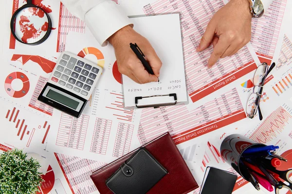 Vlakke top zicht van zakenman die werkt en de berekening van Finance, re — Stockfoto