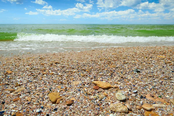 Морской пляж, волна и песок - красивый летний пейзаж и туристическая концепция, яркий день и небо с облаками — стоковое фото