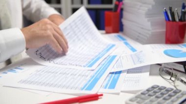 İş adamı çalışma ve hesaplama, okur ve raporlar yazar. Ofis çalışanı, Masa çekim. İş mali muhasebe kavramı.