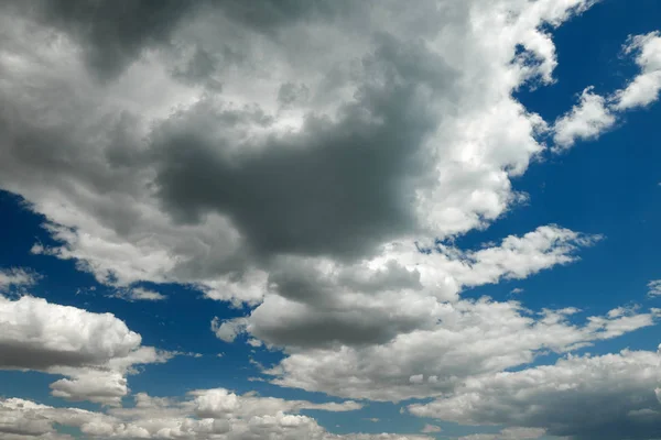Langit biru cerah dengan awan untuk latar belakang atau tekstur — Stok Foto