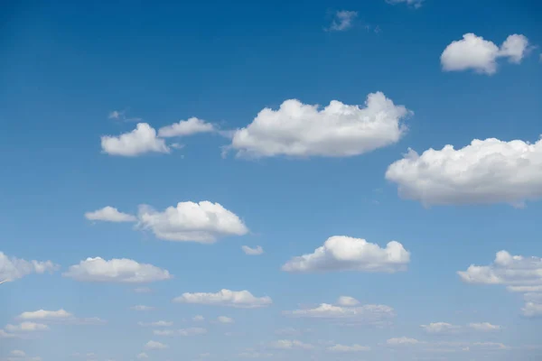 배경 이나 질감에 대 한 구름 밝은 아름 다운 푸른 하늘 — 스톡 사진