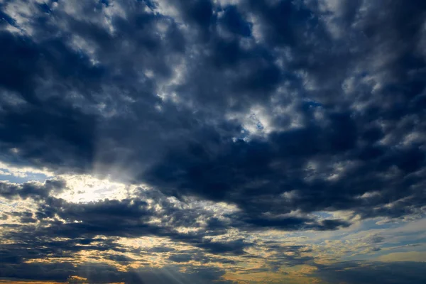 Beautiful sunset - dark sky with clouds and sunlight — Stock Photo, Image