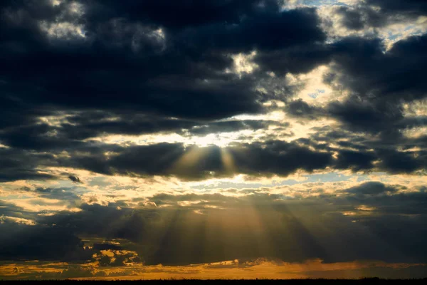 Красивый закат - темное небо с облаками и солнечным светом — стоковое фото