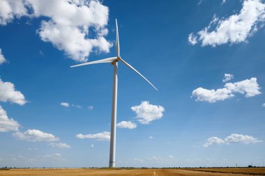 parlak bulutlu gökyüzü arka planda Rüzgar jeneratör