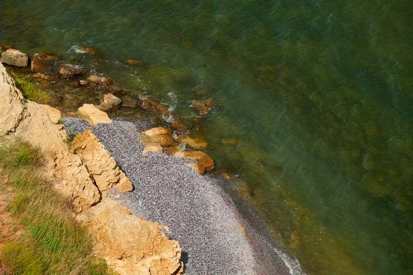 Wild Sea Coast, Wave och Hill-vackra sommar landskap och resekoncept, ljusa dag och himmel med moln — Stockfoto